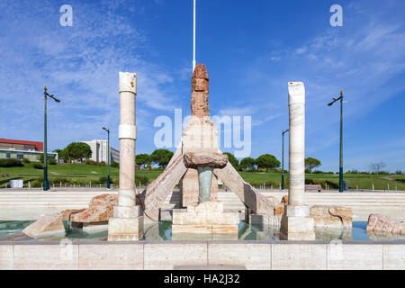 Parco Eduardo VII. Un controverso monumento al 25 de Abril Rivoluzione, costruito nella paesaggistica si affacciano o il punto di vista del par Foto Stock
