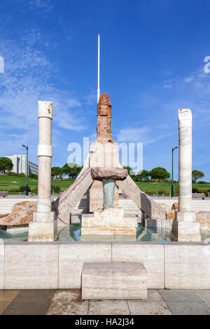 Parco Eduardo VII. Un controverso monumento al 25 de Abril Rivoluzione, costruito nella paesaggistica si affacciano o il punto di vista del par Foto Stock