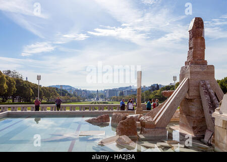 Parco Eduardo VII. Un controverso monumento al 25 de Abril Rivoluzione, costruito nella paesaggistica si affacciano o il punto di vista del par Foto Stock