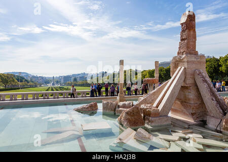 Parco Eduardo VII. Un controverso monumento al 25 de Abril Rivoluzione, costruito nella paesaggistica si affacciano o il punto di vista del par Foto Stock
