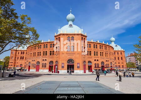 Campo Pequeno Arena Arena vista laterale. Il Portogallo più iconica arena. Xix secolo in stile moresco stile Revival. Ospita numerosi eventi. Foto Stock