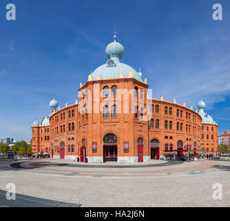 Campo Pequeno Arena Arena vista laterale. Il Portogallo più iconica arena. Xix secolo in stile moresco stile Revival. Ospita numerosi eventi. Foto Stock