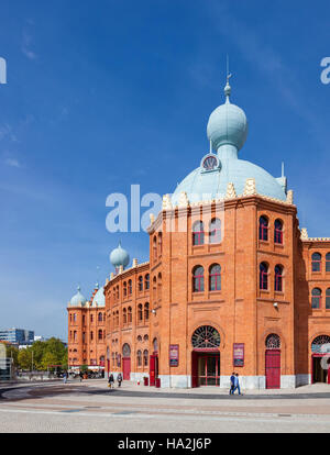 Campo Pequeno Arena Arena vista laterale. Il Portogallo più iconica arena. Xix secolo in stile moresco stile Revival. Ospita numerosi eventi. Foto Stock