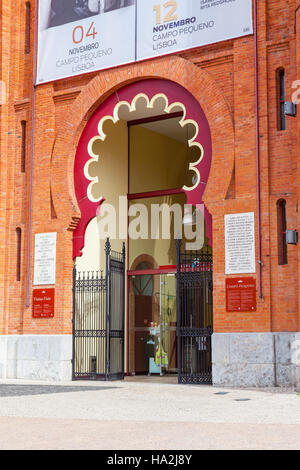 Campo Pequeno Arena Arena entrata principale. Il Portogallo più antica e mitica corrida arena. Xix secolo in stile moresco stile Revival. Foto Stock