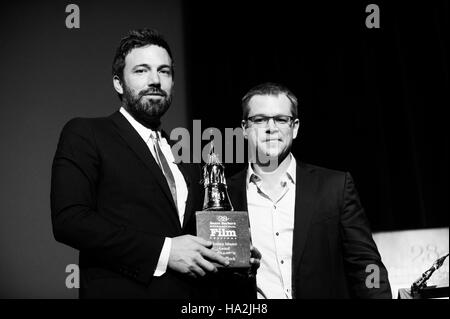 Matt Damon (R) presenta Ben Affleck con il moderno Master Award al di fuori del Moet & Chandon Lounge al Santa Barbara International Film Festival il 25 gennaio 2013 a Santa Barbara, California. (Altered digitalmente in bianco e nero) Foto Stock