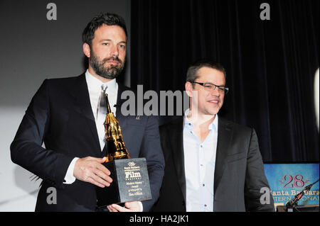 Matt Damon (R) presenta Ben Affleck con il moderno Master Award al di fuori del Moet & Chandon Lounge al Santa Barbara International Film Festival il 25 gennaio 2013 a Santa Barbara, California. Foto Stock