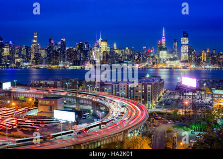New York skyline della città oltre il loop ad elica. Foto Stock