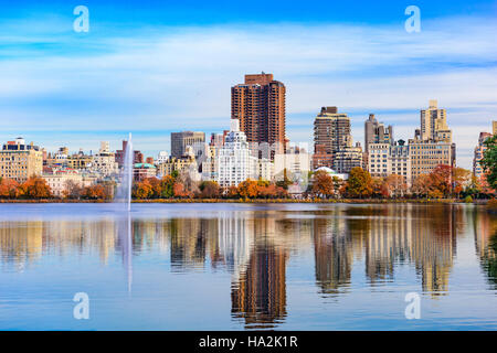 La città di New York presso il Central Park in autunno. Foto Stock