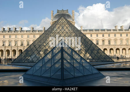 Parigi, Francia - 4 Novembre 2002: la gente a piedi nella parte anteriore del museo del Louvre a Parigi in Francia Foto Stock