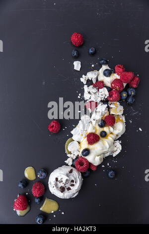 Decostruito Pavlova e di frutti di bosco misti Foto Stock