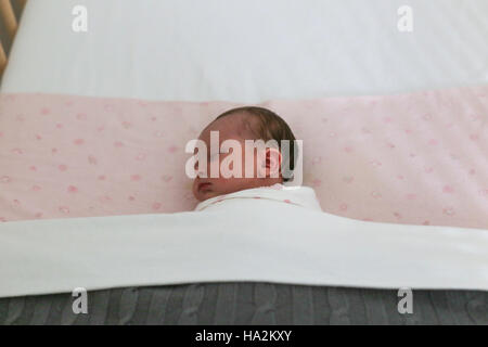 Baby girl dormono in culla Foto Stock