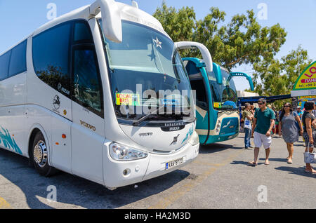 Gli autobus locali sul bus terminal a Thira town. Thira è una città capitale di Santorini Island Foto Stock