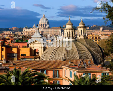 Panoramica di Roma con San Pietro in background, Roma, Italia Foto Stock