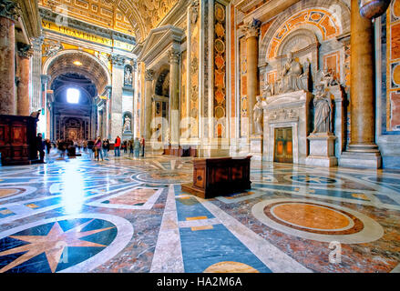 Interno della Basilica di San Pietro in Roma, Italia Foto Stock
