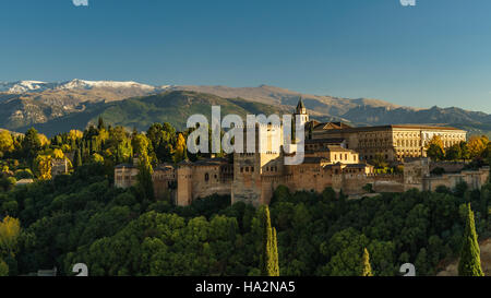 Alhambra vista castello di tutta la collina al tramonto Foto Stock