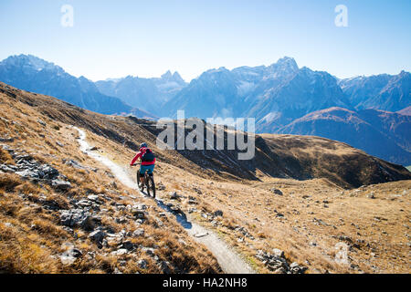 Woman mountain bike nelle Dolomiti, Alto Adige, Italia Foto Stock