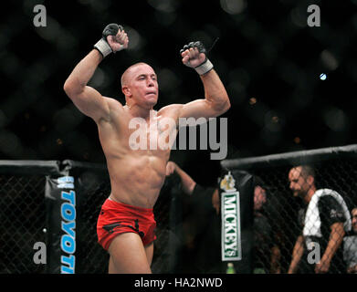 Georges St Pierre celebra la sua vittoria su Josh Koscheck in UFC 74 durante una di mixed martial arts corrispondono al Mandalay Bay Events Centre di Las Vegas su Sabato, Agosto 25, 2007. Photo credit: Francesco Specker Foto Stock