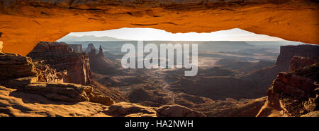Mesa Arch all'alba, e il Parco Nazionale di Canyonlands, Utah Foto Stock