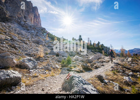 Woman mountain bike nelle Dolomiti, Alto Adige, Italia Foto Stock