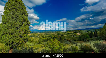 Vista la campagna del Chianti da San Gimignano, Italia Foto Stock