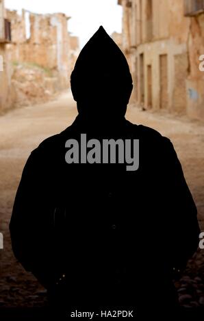 Silhouette di un soldato sconosciuto nelle rovine di Belchite, Spagna Foto Stock