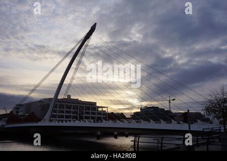 Aperto nel 2009, l'arpa sagomata Samuel Beckett ponte sopra il fiume Liffey a Dublino è un cavo-alloggiato bridge. Foto Stock
