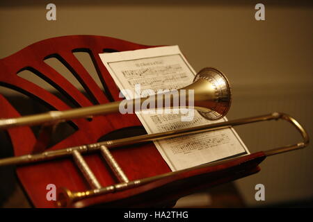 Alto Sackbut su legno music stand con musica di facsimile foglio Foto Stock