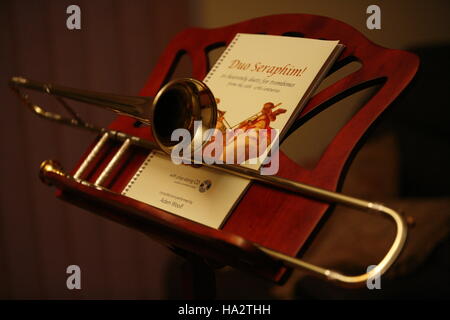 Alto Sackbut con argento garland il music stand. Foto Stock