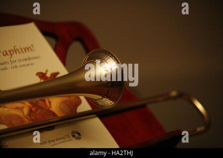 Alto Sackbut con argento garland il music stand. Foto Stock