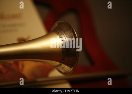 Alto Sackbut con argento garland il music stand. Foto Stock