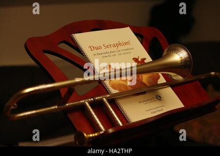 Alto Sackbut con argento garland il music stand. Foto Stock