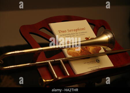 Alto Sackbut con argento garland il music stand. Foto Stock