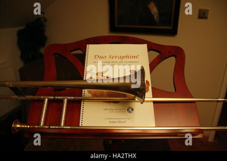 Alto Sackbut con argento garland il music stand. Foto Stock