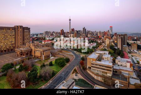 Lo Skyline di Johannesburg con Hillbrow Tower, provincia di Gauteng, Sud Africa Foto Stock