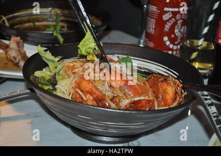 Il nuovo ristorante vietnamita Le Hanoi China Town che serve una vasta gamma di piatti e cucina gourmet come questo gamberetto Vermicelli Foto Stock