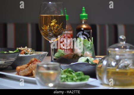 Il tè di fioritura estiva di gamberetti rotoli di nuovo le Hanoi Ristorante Una delle funzioni più recenti per Londra China town di distretto Foto Stock