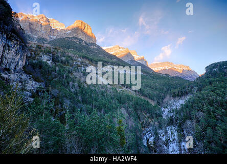 Cime di montagna nella luce della sera, Ordesa y Monte perido national park, Spagna Foto Stock