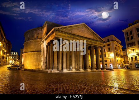 Pantheon a Roma al tramonto, Italia. Gli elementi di questa immagine fornita dalla NASA Foto Stock