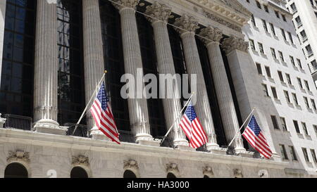 New York Stock Exchange e bandiere Foto Stock