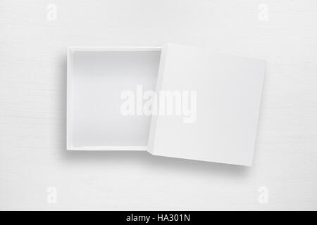 Scatola di cartone con coperchio sul tavolo bianco vista superiore Foto Stock
