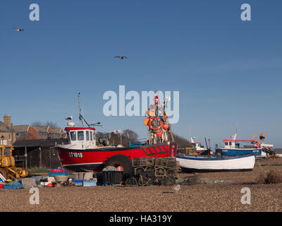 Barche di pescatori sulla spiaggia di Aldeburgh, Suffolk, Inghilterra contro un vivid blue sky Foto Stock