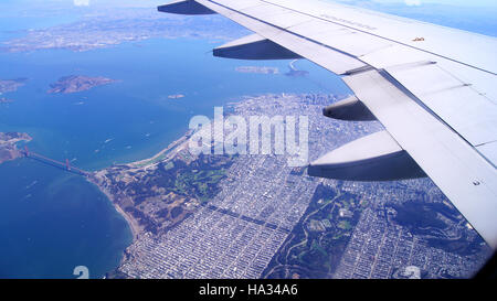 SAN FRANCISCO, STATI UNITI D'AMERICA - Ottobre 4th, 2014: una vista aerea del Golden Gate bridge e il centro cittadino di sf, presi da un piano Foto Stock