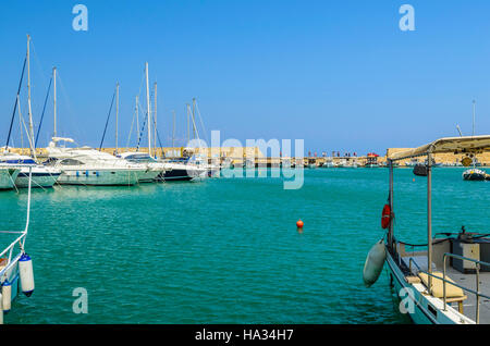 Greco barche da pesca al porto di Heraklion Foto Stock