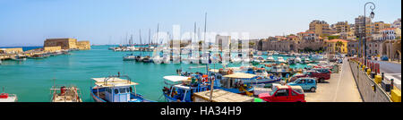 Greco barche da pesca al porto di Heraklion Foto Stock