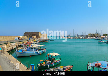 Greco barche da pesca al porto di Heraklion Foto Stock