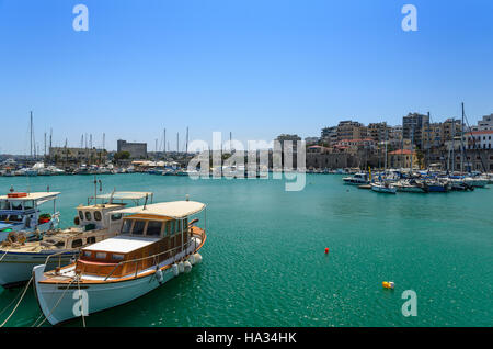 Greco barche da pesca al porto di Heraklion Foto Stock