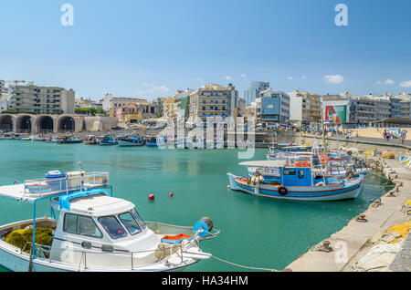 Greco barche da pesca al porto di Heraklion Foto Stock