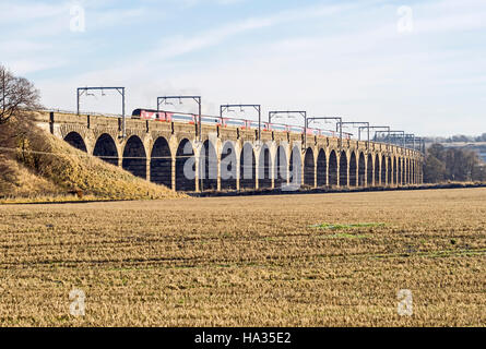 Virgin Trains Costa Est Inter City HST da Inverness a Londra attraverso Edimburgo sul Viadotto di Newbridge in West Lothian in Scozia Foto Stock