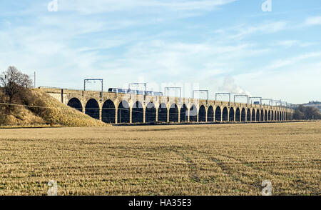 Classe Scotrail 170 DMU sul Viadotto di Newbridge in West Lothian in Scozia con overhead di cavi a catenaria in luogo Foto Stock