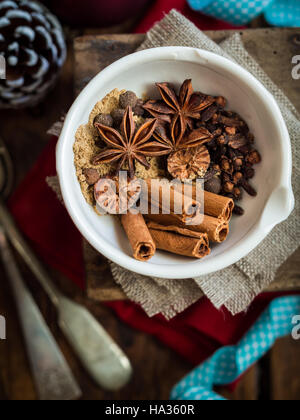 Spezie per rendere gingerbread spice mix collocato in un mortaio. Vista da sopra. Foto Stock